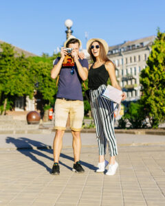 ✈️ Best Travel Outfits for Men & Women: Style Meets Comfort